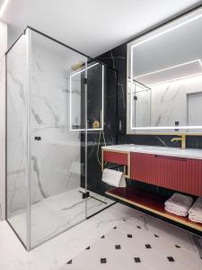 Golden Queen Deluxe Jacuzzi Apartments Old Town