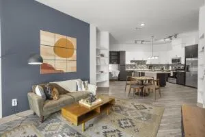 Modern 2BR CozySuites on Town Lake waterfront 03 - Marlborough Park