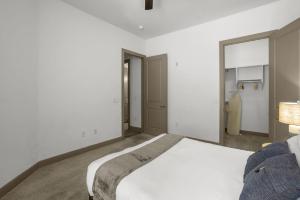 Modern 2BR CozySuites on Town Lake waterfront 03