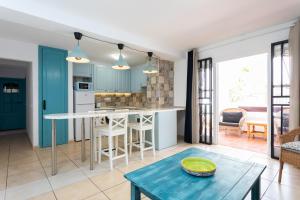 PORT ROYAL APARTMENTS, Heated pool, Speed WiFi, Terrace