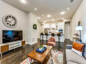 CozySuites Uptown 3BR King Beds Skyline View