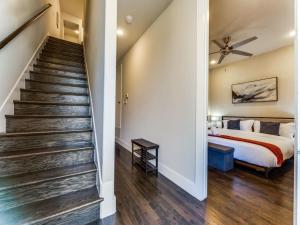 CozySuites Uptown 3BR King Beds Skyline View