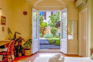 Family Room with Garden View