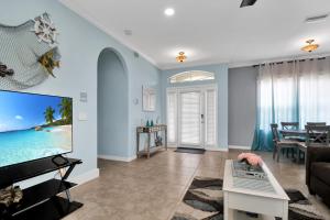 Stylish & Bright Mins to Downtown Pool Parking