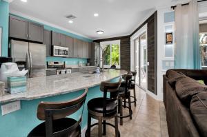 Stylish & Bright Mins to Downtown Pool Parking