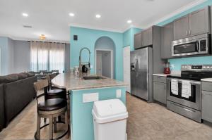 Stylish & Bright Mins to Downtown Pool Parking