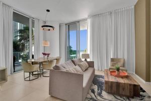 Upscale Ocean Front Condo With High Ceilings