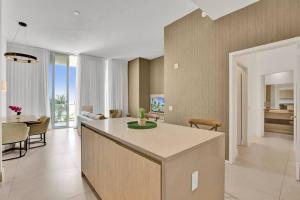 Upscale Ocean Front Condo With High Ceilings