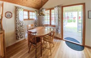 Gorgeous Home In Jälluntofta With Sauna