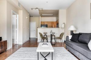 North Hollywood 1BR w gym pool near shops LAX-584