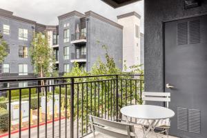 North Hollywood 1BR w gym pool near shops LAX-584