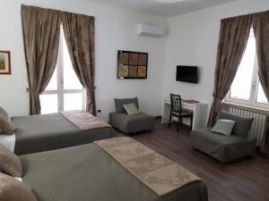 Queen Room with Two Queen Beds room in L'Insolita Reggia