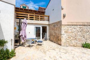 Holiday house with a swimming pool - Villa Melavita