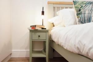 Newly Renovated Modern 4 Bed 3 Bath Apartment London