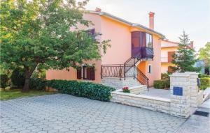 2 Bedroom Lovely Apartment In Labin 