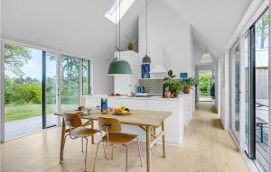 Awesome Home In Fårevejle With Kitchen