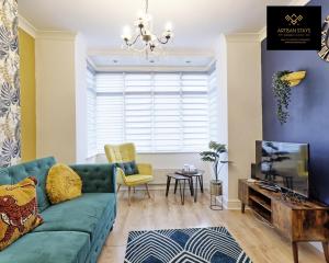 Contractor stays in Southend-on-Sea By Artisan Stays I Weekly or Monthly Stay Offer I Free Parking I Sleeps 7