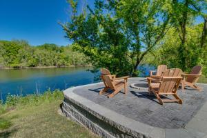 obrázek - Arkansas Vacation Rental with Deck on White River!