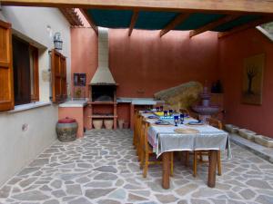 Apartment in country house with views and pool