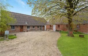 4 Bedroom Beautiful Home In Tarm - Lyne