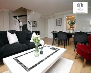 Spacious 3 Bedroom Duplex Apartment On Cardiff Bay - Free Parking & WIFI By EKLIVING LUXE Short Lets & Serviced Accommodation