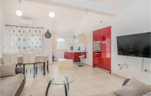 Lovely Apartment In Salatici With Kitchen