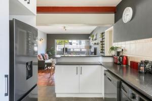 Backup-Power Trendy 2 Bed Balcony Apartment