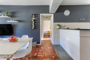 Backup-Power Trendy 2 Bed Balcony Apartment