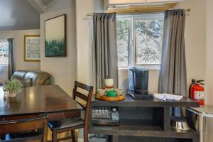 Less Than 1 Mi to Big Bear Lake Fawnskin Cottage with Grill