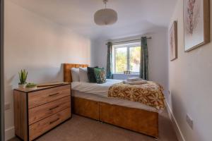 Modern 4-Bedroom Chic House Southampton City Centre House, Walk to Shops & Dining