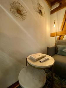 Mein MINI-HAUS - 2 Zimmer - Smart-TV - Stein & Holz