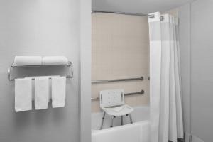 Queen Room - Disability Access room in Courtyard by Marriott San Diego Rancho Bernardo