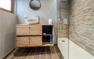 Maisons de vacances 2 Bedroom Awesome Home In Gamaches : photos des chambres