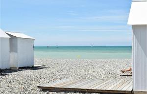 Maisons de vacances 2 Bedroom Awesome Home In Gamaches : photos des chambres