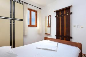 Apartments by the sea Stanici, Omis - 1028