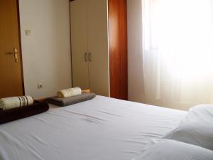 Seaside family friendly house with a swimming pool Cove Ladjin - Landjin, Pasman - 20399