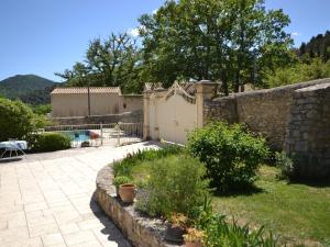 Maisons de vacances Nice house with garden and private pool in Vaison La Romaine : photos des chambres