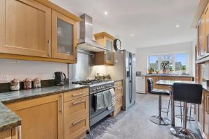 The Roost Group - 8-Bed Home - Hot Tub WiFi Parking