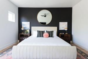 Stylish Home with Parking, Patio, Mins to Downtown, Sleeps 10 in 3 Bedrooms, Soaking Tub, Sunlit Living Spaces, Dog Friendly, Near Downtown, Farmers Market & Bicentennial Park, Close to Distilleries & Attractions, 24 Hr Hospitality