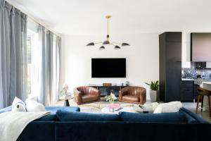 Stylish Home with Parking, Patio, Mins to Downtown, Sleeps 10 in 3 Bedrooms, Soaking Tub, Sunlit Living Spaces, Dog Friendly, Near Downtown, Farmers Market & Bicentennial Park, Close to Distilleries & Attractions, 24 Hr Hospitality