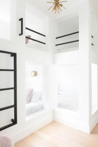 Stylish Home with Parking, Patio, Mins to Downtown, Sleeps 10 in 3 Bedrooms, Soaking Tub, Sunlit Living Spaces, Dog Friendly, Near Downtown, Farmers Market & Bicentennial Park, Close to Distilleries & Attractions, 24 Hr Hospitality