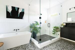 Stylish Home with Parking, Patio, Mins to Downtown, Sleeps 10 in 3 Bedrooms, Soaking Tub, Sunlit Living Spaces, Dog Friendly, Near Downtown, Farmers Market & Bicentennial Park, Close to Distilleries & Attractions, 24 Hr Hospitality