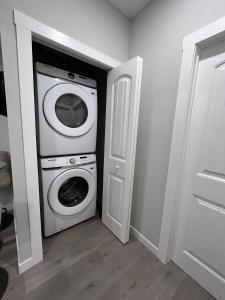 Private Chic Modern Suite with Kitchen near Spruce Meadows and LRT