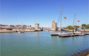 Maisons de vacances Beautiful Home In La Rochelle With Wifi And 1 Bedrooms : photos des chambres