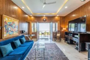 Summit View 3bhk by Roamhome - Bhatrojkhan