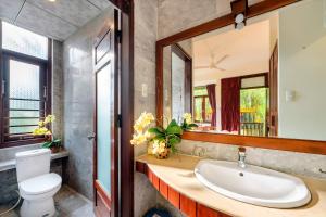 Phòng Deluxe Giường Đôi/2 Giường Đơn Nhìn Ra Hồ Bơi (Deluxe Double or Twin Room with Pool View)