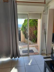 Studio sur les hauteurs de La Ciotat vue mer