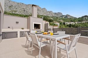 Villa Una with heated pool, 1km from the beach