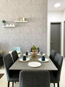Beacon Executive Suite by stayCATion Homestay