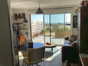 Studio neuf déco vintage face mer,terrasse ,jardin,wifi,parking sous-sol